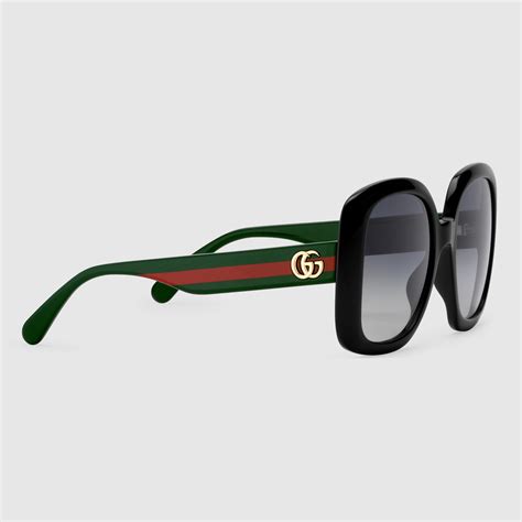 Gucci Sonnenbrille mit eckigem Rahmen und Web